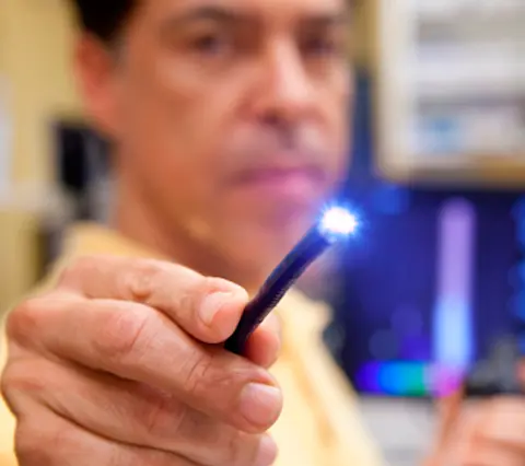 Especialista sostiene el endoscopio iluminado listo para la endosonografía bajo sedación