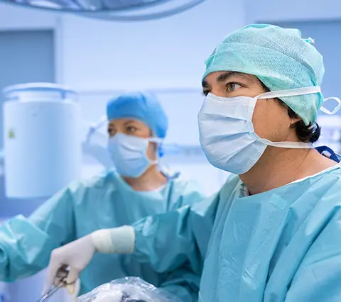 Médicos especializados en endoscopia preparados para atender consultas sobre precios de endoscopia
