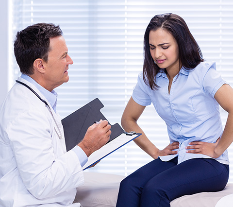 Gastroenterología Bogotá consulta paciente con dolor abdominal mientras el médico toma notas