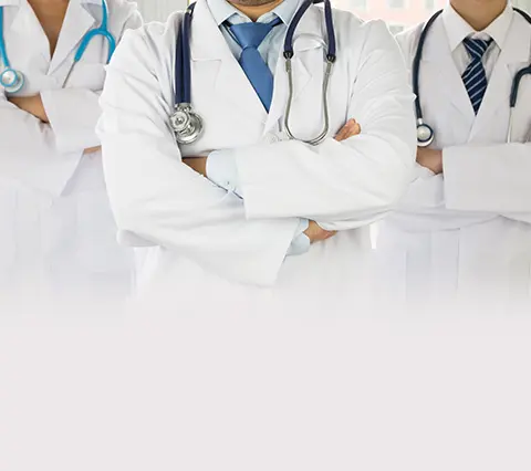 varios Médicos Gastroenterólogos Bogotá con batas blancas y estetoscopios con los brazos cruzados