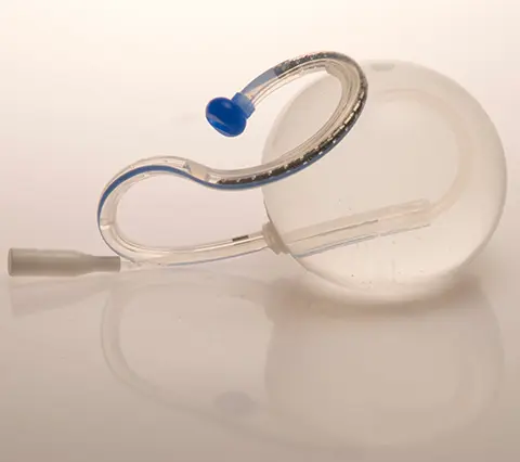 balón intragástrico dispositivo médico transparente con forma de balón y tubo flexible sobre fondo claro